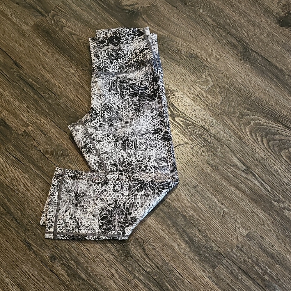 Lululemon Athletica Black and White Patterned Capris